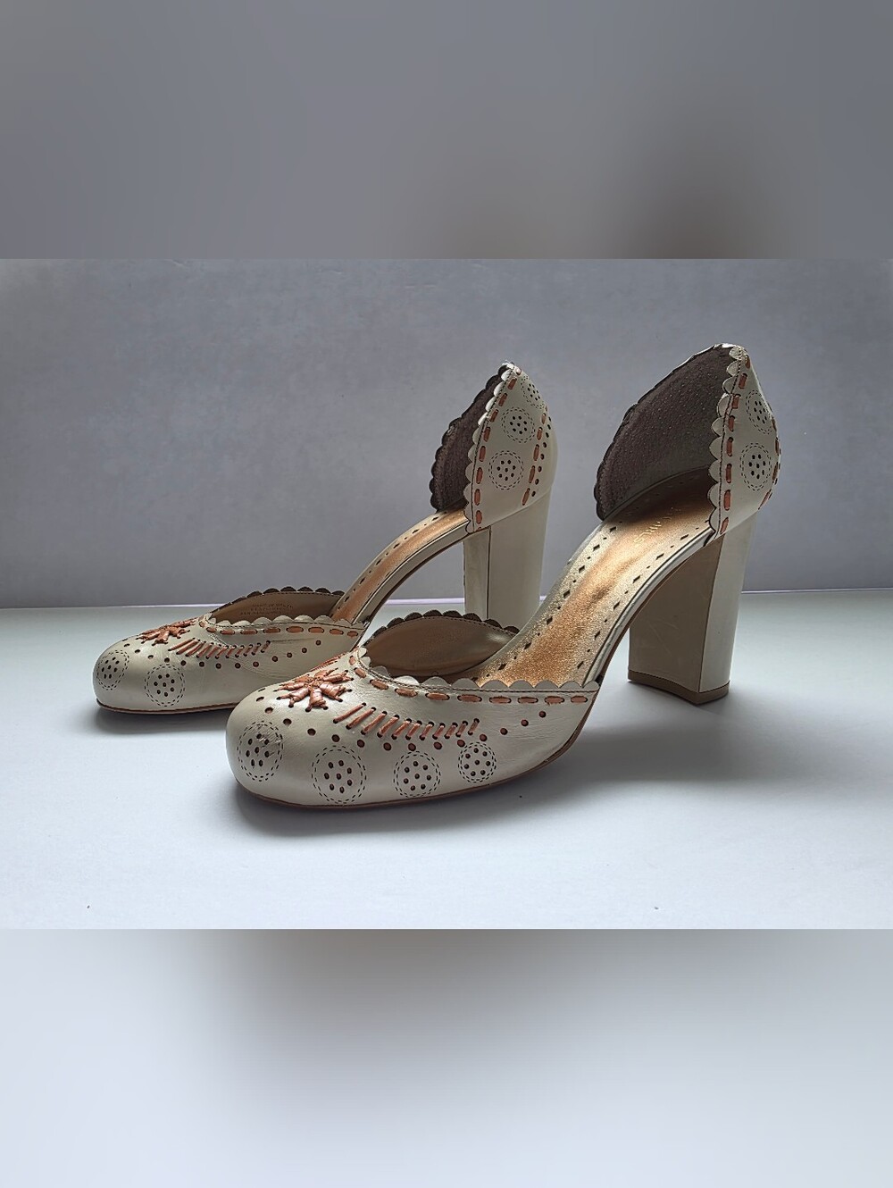 BCBGirls Leather Pumps Cream/Ivory Scalloped Trim Perforated Details Y2K Sz 10B